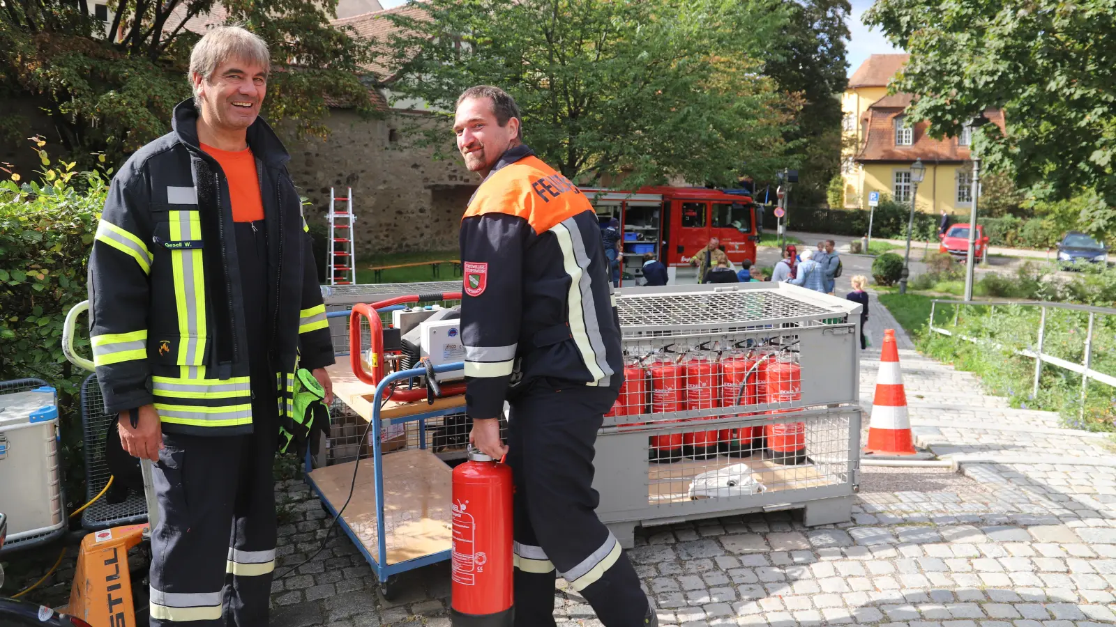 Ohne sie geht nichts: Sie füllen die Feuerlöscher wieder auf. (Foto: Oliver Herbst)