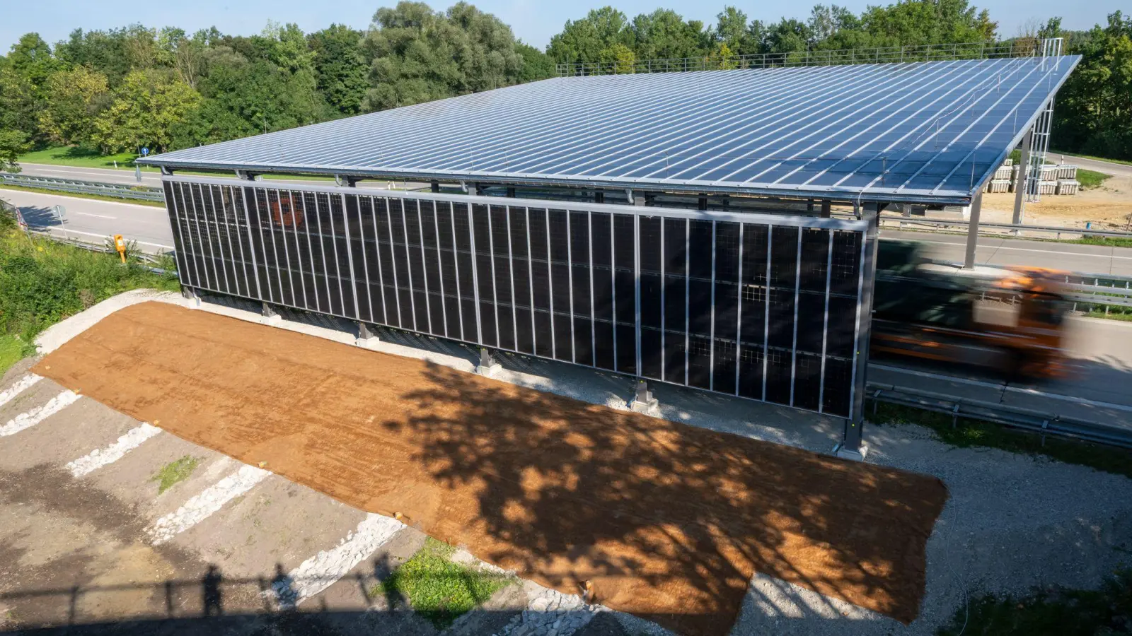 Das Solardach soll jährlich etwa 210.000 Kilowattstunden Strom erzeugen.  (Foto: Peter Kneffel/dpa)