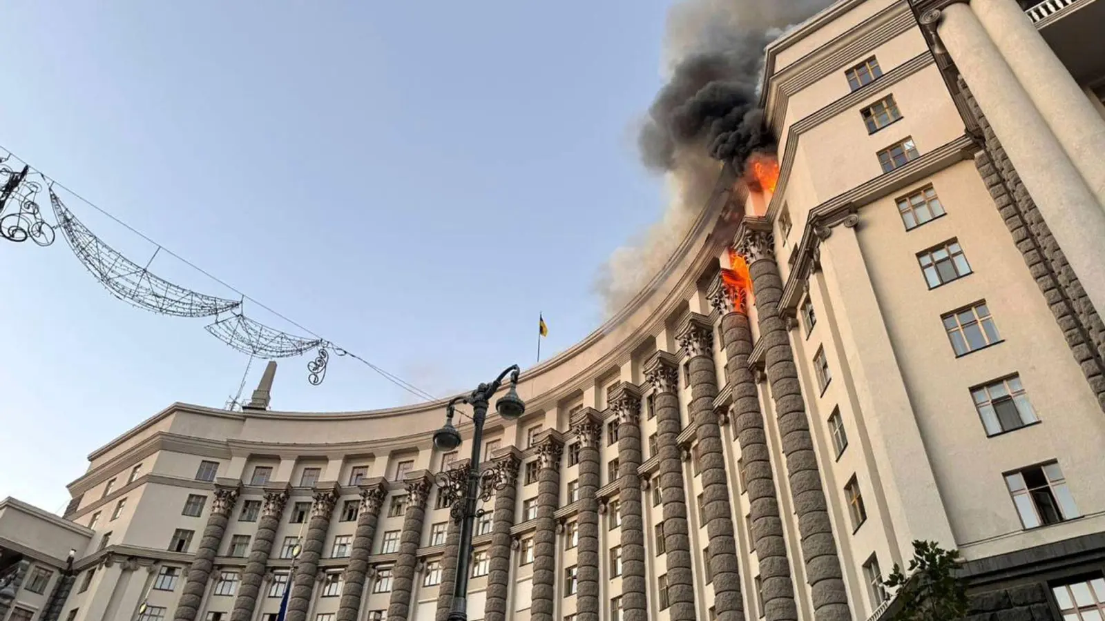 Erstmals beschädigte ein russischer Angriff laut Ministerpräsidentin Julia Swyrydenko das Hauptregierungsgebäude. (Foto: Uncredited/Ukrainian Emergency Service/AP/dpa)