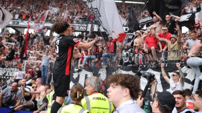 Frankfurter Ekstase: Arthur Theate bejubelt mit den Fans den Champions-League-Einzug. (Foto: Philipp von Ditfurth/dpa)