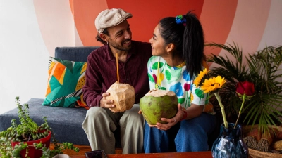 Chillen auf thailändische Art: mit einer eiskalten Kokosnuss mit Strohhalm. (Foto: Pau Cardellach Lliso/Westend61/dpa-tmn)