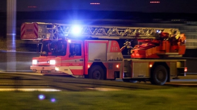 Feuerwehreinsatz in Holzheim am Forst: Auf einer Geflügelfarm brennt es.  (Foto: Jan Woitas/dpa)