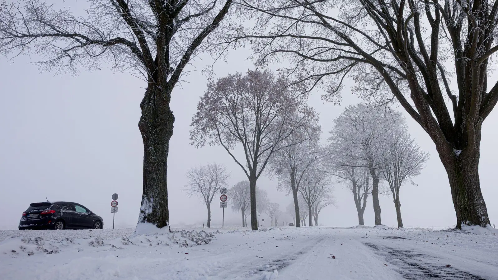 Am Montag gibt es Unwetterwarnungen vor Glätte. (Foto: Moritz Frankenberg/dpa)