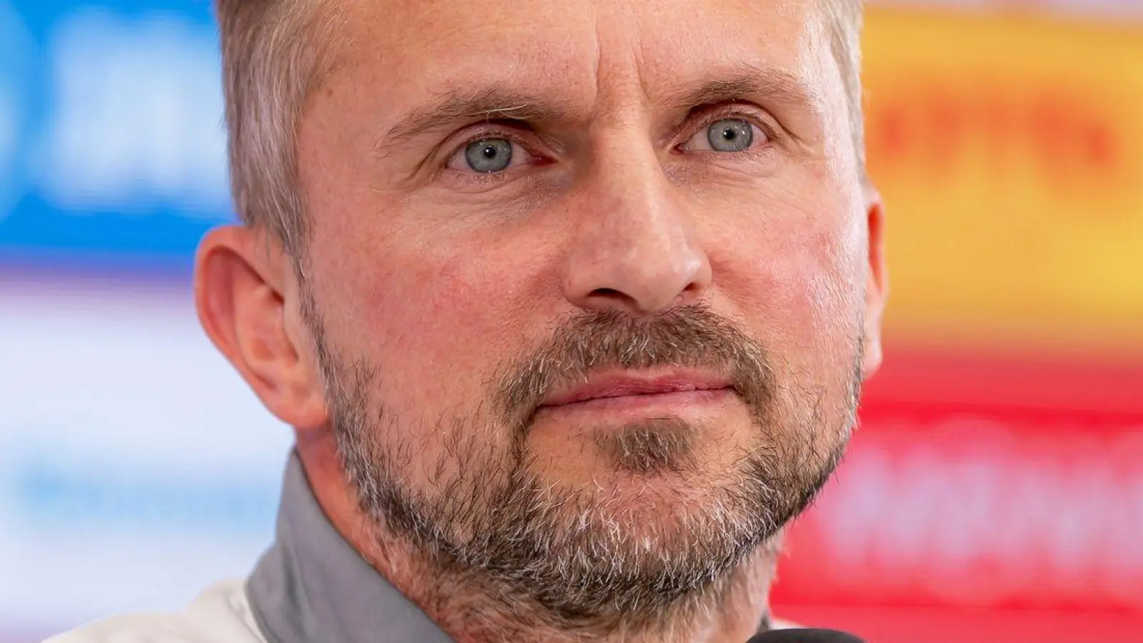 Benjamin Hoffmann sitzt bei Mainz am Freitag auf der Trainerbank. (Foto: Torsten Silz/dpa)