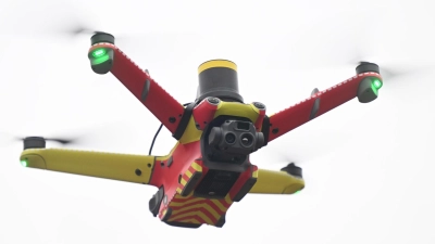 Die Drohnen sollen noch vor den Einsatzkräften vor Ort sein und der Einsatzleitung bei der Einschätzung helfen. (Foto: Felix Hörhager/dpa)