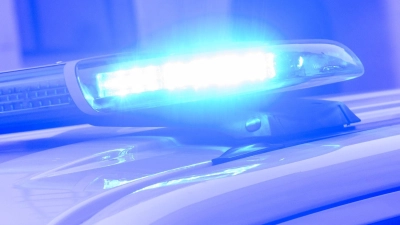 Ein Mensch wurde bei einem Angriff im Emsland nach Angaben der Polizei schwer verletzt. (Symbolbild)  (Foto: Julian Stratenschulte/dpa)