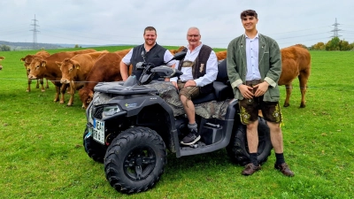 Der Hof wurde inzwischen an Robin Röthlingshöfer (r.) übergeben. Dieser versucht mit Hilfe seines Mieters Max Müller (l.) und seinem Vater Richard Röthlingshöfer den Hof im Nebenerwerb weiterzuführen. (Foto: Richard Röthlingshöfer)