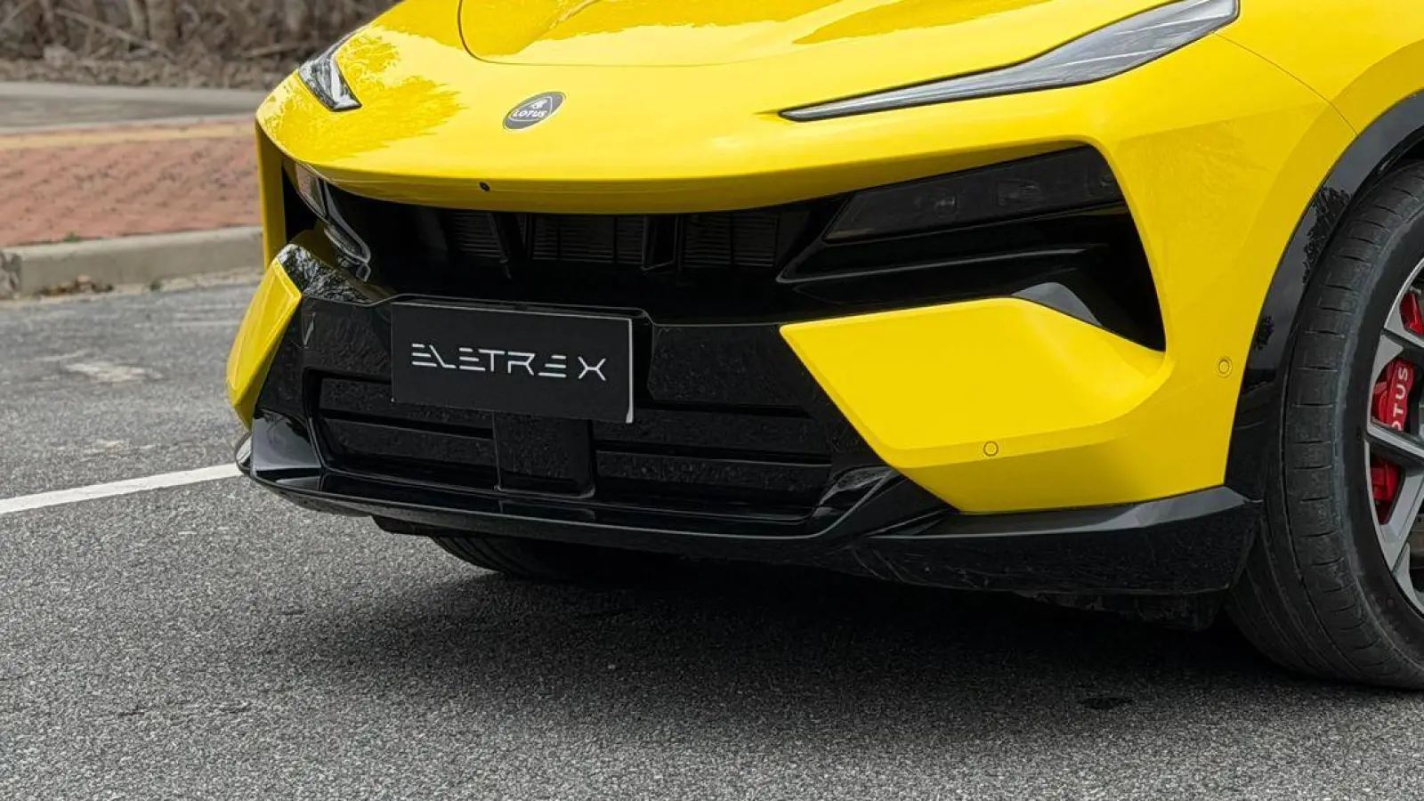 Der Plug-in-Hybrid von Lotus bietet eine kleinere Batterie, dafür aber einen zusätzlichen Benzintank für Langstrecken. (Foto: Lotus/dpa-tmn)