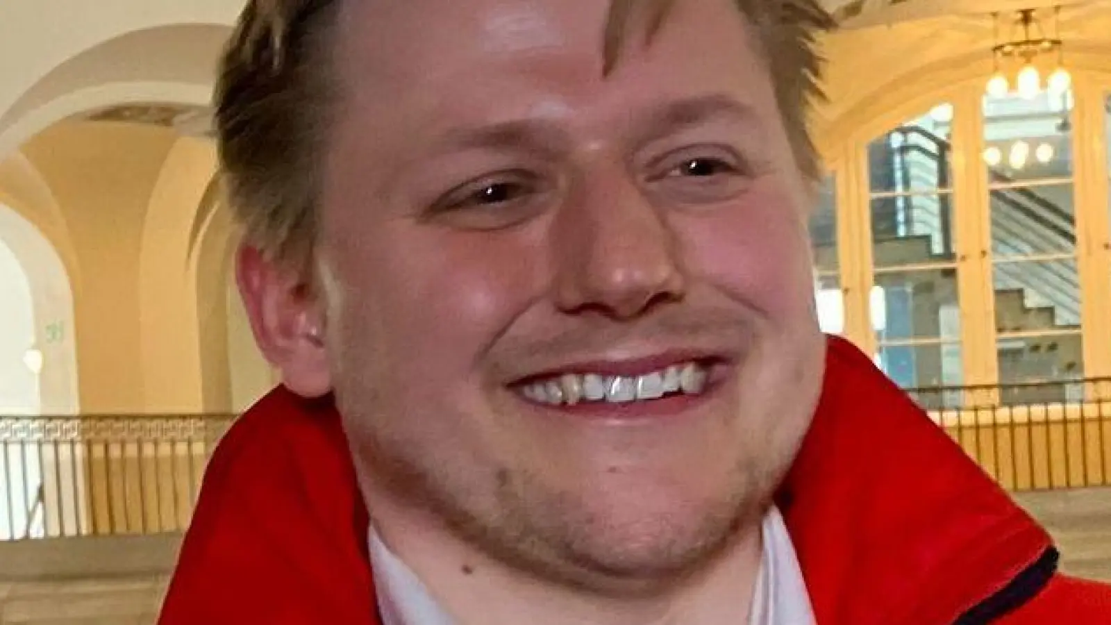 Der Satiriker Sebastian Hotz alias El Hotzo im Kammergericht. (Foto: Torsten Holtz/dpa)