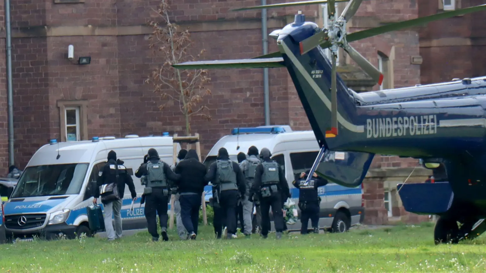 Im November 2024 hatten Einsatzkräfte an mehreren Orten in Sachsen sowie in Polen bei einer Razzia acht Männer festgenommen. (Archivbild) (Foto: Rene Priebe/dpa)