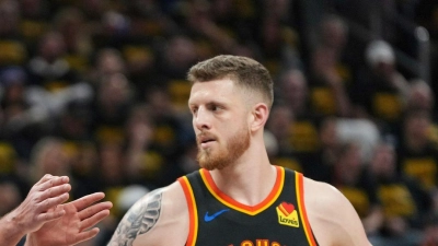 Isaiah Hartenstein (r.) verbuchte für die Oklahoma City Thunder zehn Punkte gegen die Denver Nuggets. (Foto: Kyle Phillips/AP/dpa)