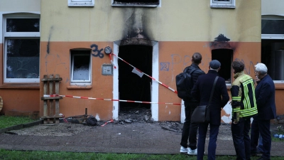 Das stark beschädigte Mehrfamilienhaus nach dem Feuer in Bochum (Foto: Christoph Reichwein/dpa)