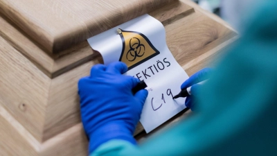 Ein Sarg mit einem Verstorbenen, der an dem Coronavirus gestorben ist. (Foto: Rolf Vennenbernd/dpa)