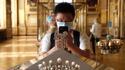 Die beim Einbruch in den Louvre erbeuteten Schmuckstücke sind von unschätzbarem Wert (Archivbild). (Foto: Francois Guillot/AFP/dpa)
