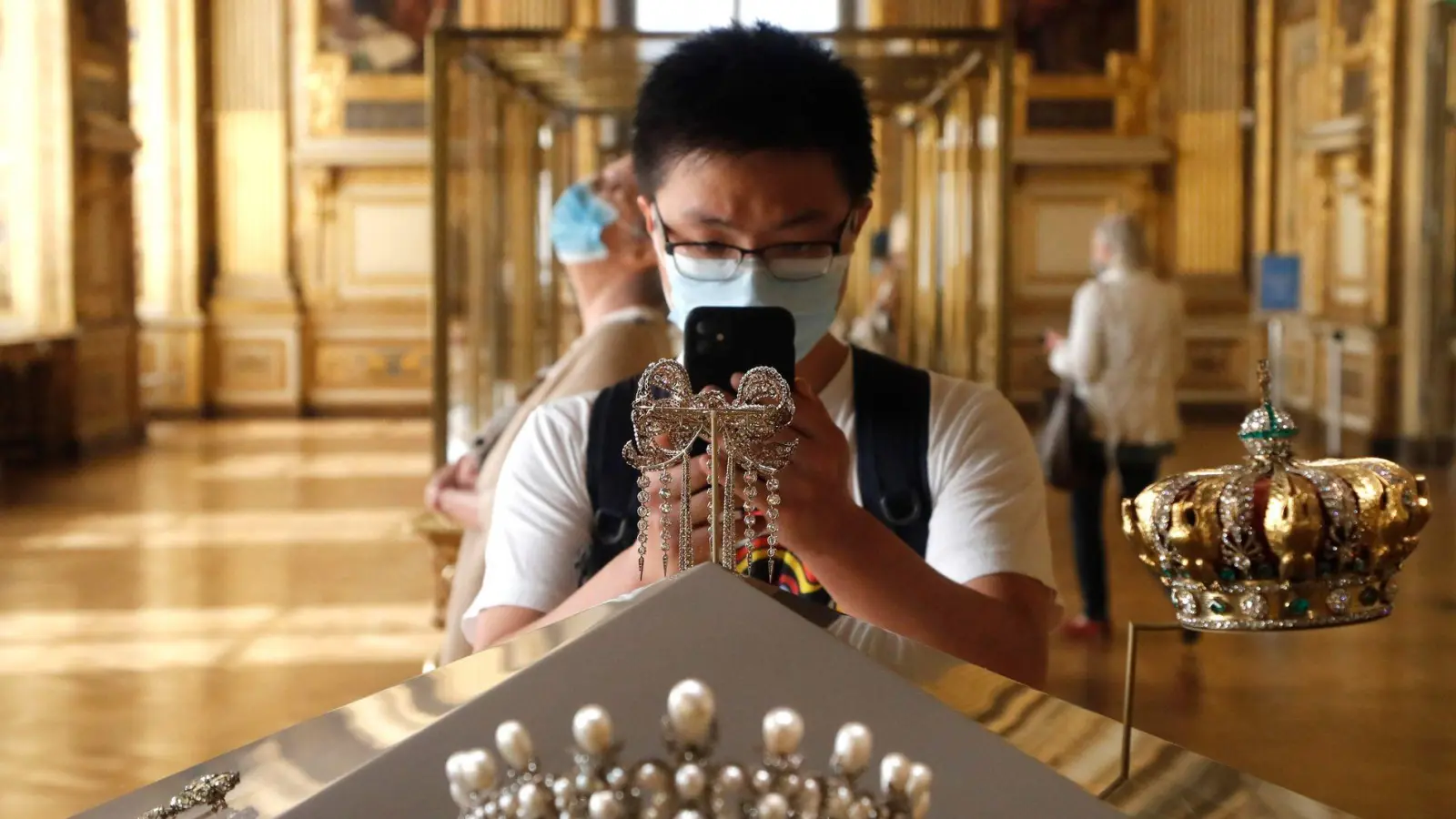Die beim Einbruch in den Louvre erbeuteten Schmuckstücke sind von unschätzbarem Wert (Archivbild). (Foto: Francois Guillot/AFP/dpa)