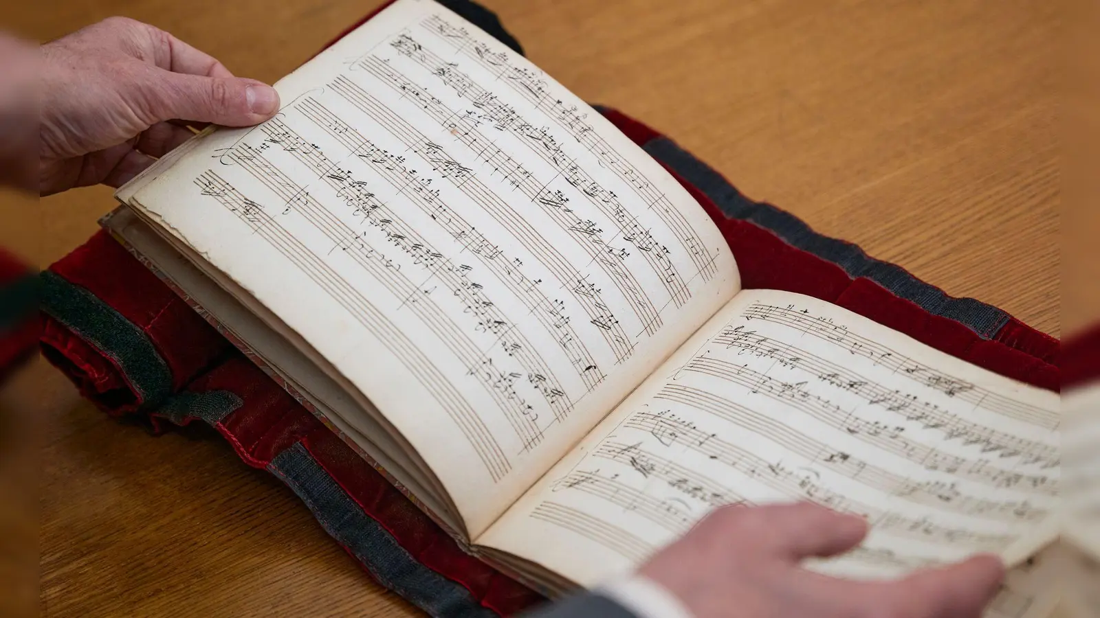 Das im Februar entdeckte Musikheft wirft neues Licht auf Mozarts letzten Aufenthalt in Paris.  (Foto: Jérémy Halkin/Französische Nationalbibliothek/dpa)