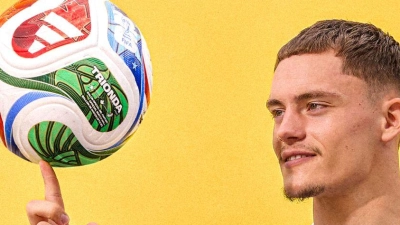 Florian Wirtz mit dem offiziellen WM-Spielball „Trionda“. (Foto: ---/Adidas/dpa)