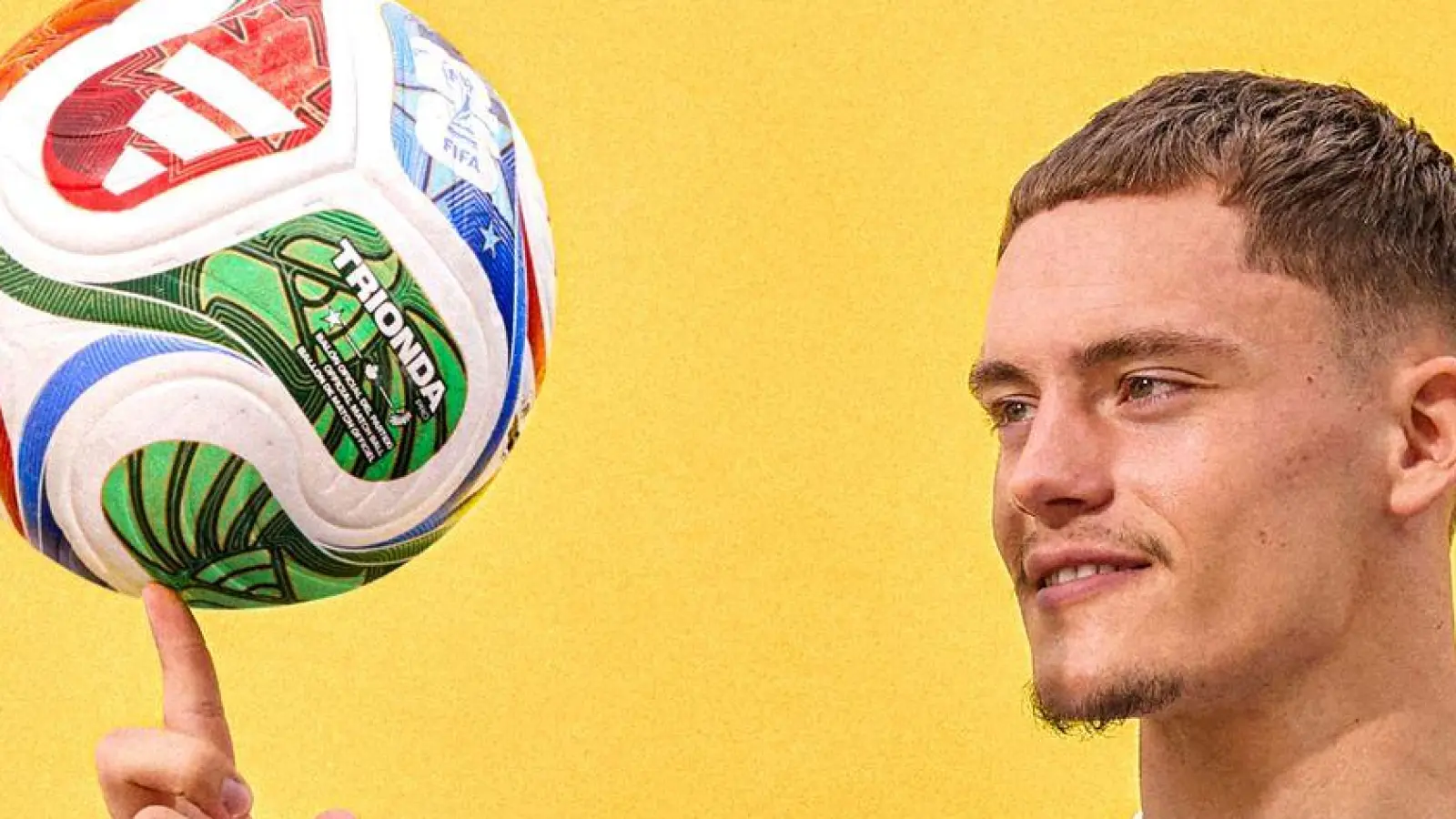 Florian Wirtz mit dem offiziellen WM-Spielball „Trionda“. (Foto: ---/Adidas/dpa)