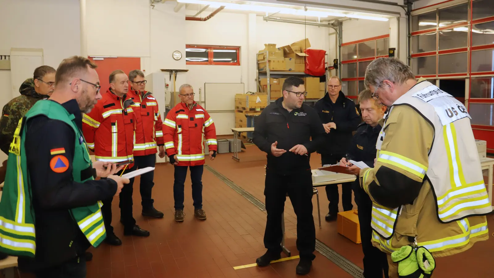 Viel zu besprechen gab es in der Übung für die Beteiligten. Oberbürgermeister Thomas Deffner (3. von links) war mit dabei. (Foto: Oliver Herbst)