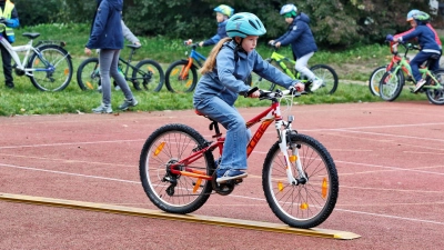 Beim ADAC-Test durften die Kinder im Parcour selbst die Räder ausprobieren und ihre Bewertung abgeben. (Foto: Ralph Wagner/ADAC/dpa-tmn)