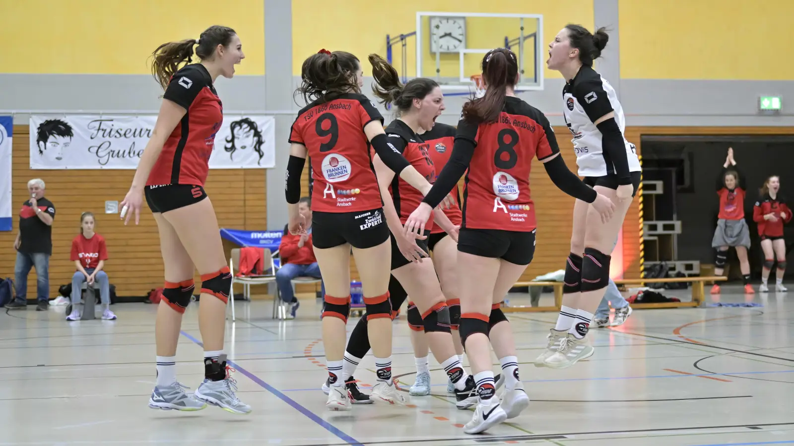 Die pure Begeisterung: Die Ansbacher Volleyballerinnen feierten einen 3:2-Heimsieg, von links: Hanna Benecke, Nina Retsch, Emilia Prib, Luise Beutel und Lea Bomsdorf. (Foto: Martin Rügner)