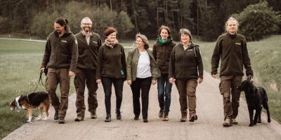 Die Arbeit des Naturpark-Teams in den vergangenen Jahren wurde nun belohnt. Unser Bild zeigt (von links) die Ranger Joshua Blank und Wolfgang Wenk, Johanna Sieger (Geschäftsführung), Renate Hans (Vorsitzende), Eva Schmid (Landschaftspflegeverband), Rangerin Fredegart Blaschke und Benjamin Krauthahn (Geschäftsführung).. (Foto: Katrin Krauthahn Fotografie)