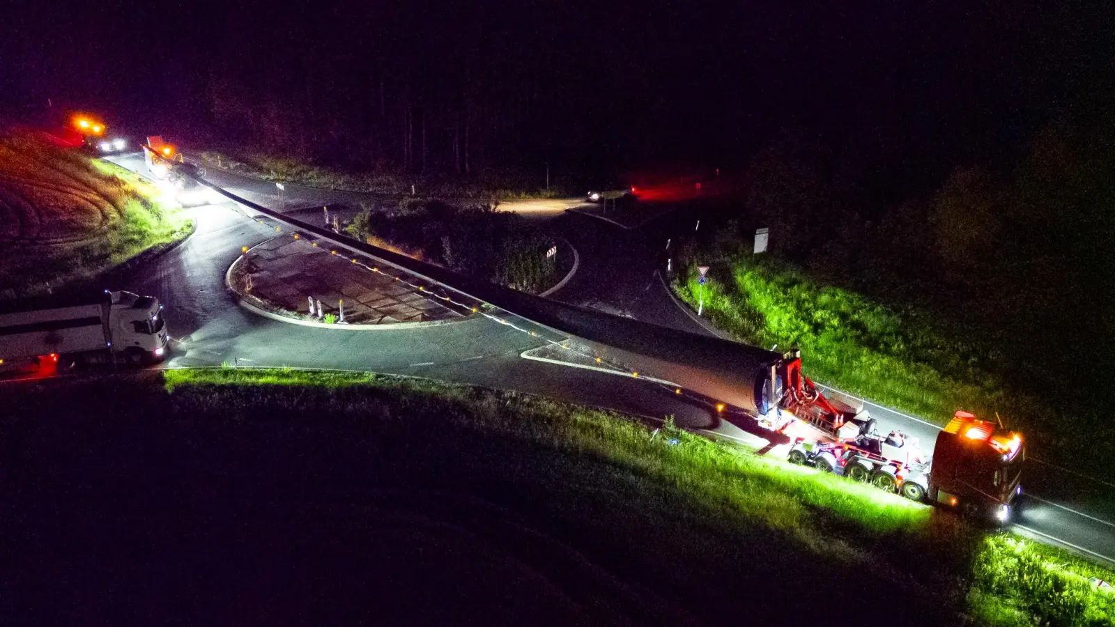 In der Nacht von Mittwoch auf Donnerstag wurden die Rotorblätter angeliefert. Dabei galt es es auch Kreisel, wie diesen bei Neuhof, zu meistern. (Foto: Mirko Fryska)