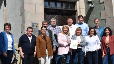Zum letzten Mal stellte sich Maximilian Gaier (obere Reihe, Zweiter von rechts) zum Gruppenbild nach einem Treffen der Kommunalen Allianz auf. Bei diesem gab es auch die offizielle Anerkennung des neuen ILEK für die Förderperiode 2026 bis 2031. (Bild: Ute Niephaus)