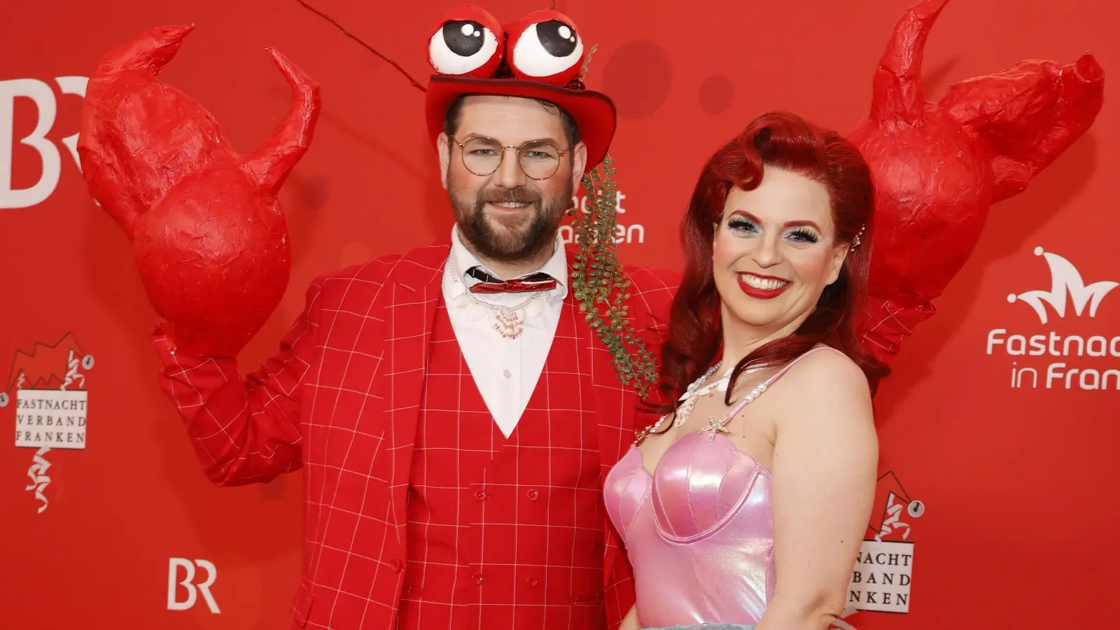 Erfüllt sich einen Kindheitstraum: Katharina Schulze, Grünen-Fraktionsvorsitzende im Landtag, kommt als Arielle, die Meerjungfrau. Grünen-Landtagsabgeordneter Johannes Becher begleitet sie als Krabbe Sebastian. (Foto: Reinhard Zichy)