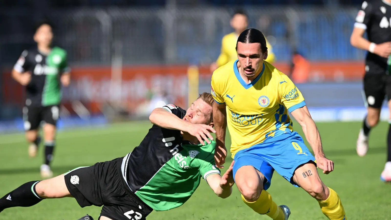 Zweikampf im Derby: Braunschweigs Rayan Philippe (r) und Hannovers Marcel Halstenberg. (Foto: Carmen Jaspersen/dpa)