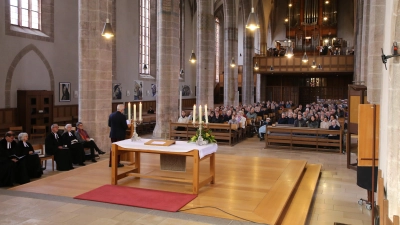 Die Kirche St. Johannis war am Palmsonntag 1525 Ort des ersten evangelischen Gottesdienstes. In einem Festgottesdienst jetzt setzten sich die Beteiligten auch mit der Gegenwart auseinander. (Foto: Alexander Biernoth)
