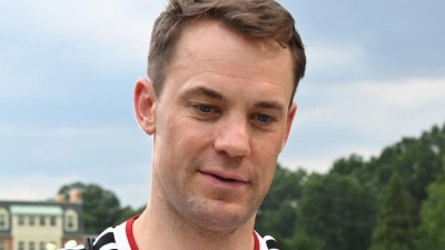 Gefragt bei den Fans: Manuel Neuer ist endlich im Tesamtraining.   (Foto: Federico Gambarini/dpa)