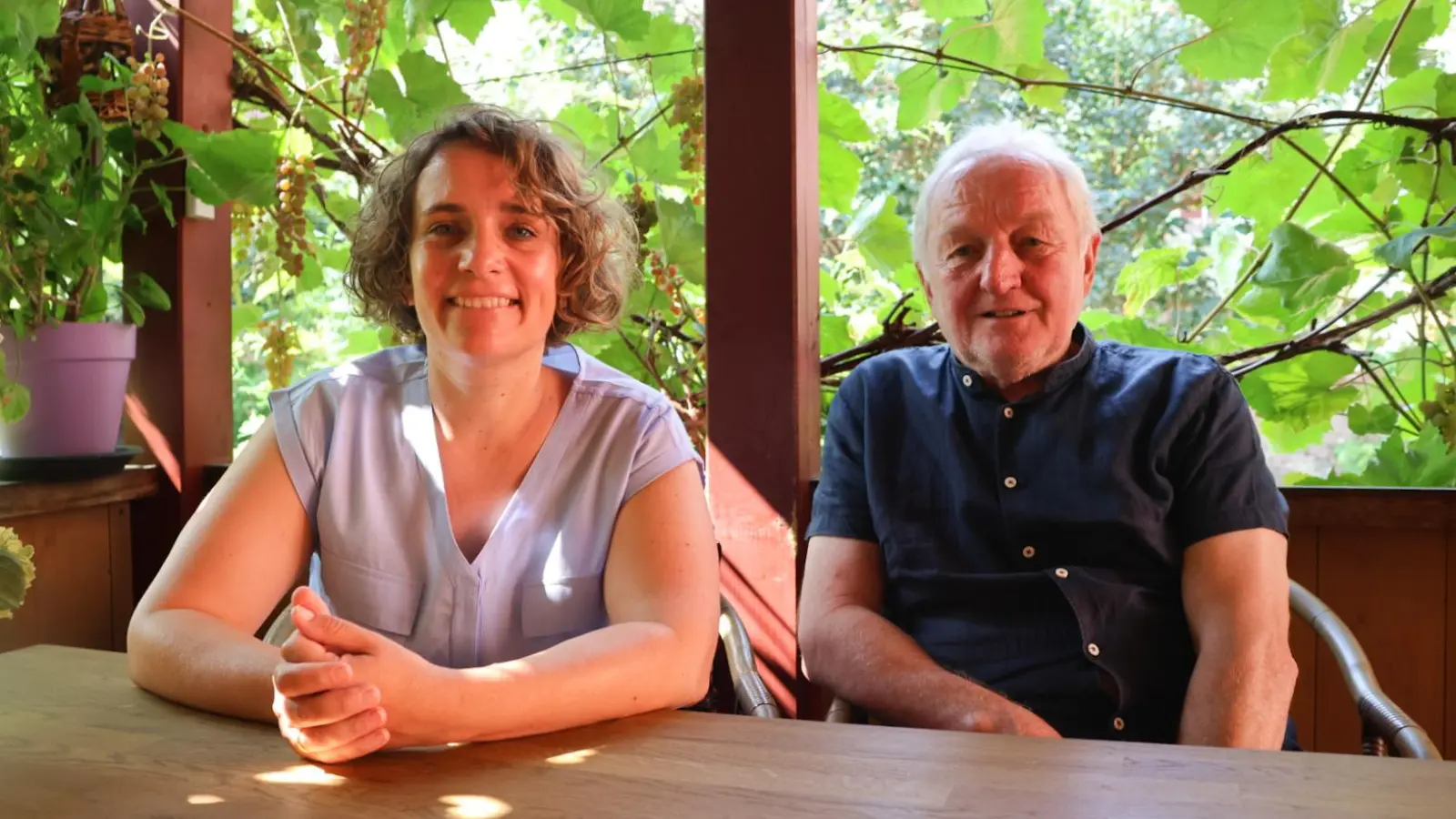 Ihre politischen Umlaufbahnen sind mittlerweile zwar andere, trotzdem treffen sich Hannah und Paul Beitzer noch regelmäßig auf der heimischen Veranda, um über die großen und kleinen Themen zu diskutieren. (Foto: Martina Haas)
