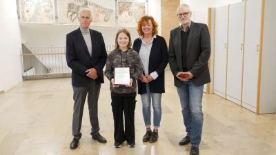 Organisator Dr. Christoph Schech, Siegerin Lena Zoll, Englischlehrerin Trixi Kubin und Rektor Dr. Joachim Stang (von links) bei der Preisübergabe im Gymnasium Feuchtwangen. (Foto: Lisa-Maria Liebing)