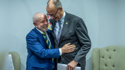 Das sieht schon fast so aus, als würden Merz und Lula miteinander tanzen. (Foto: Michael Kappeler/dpa-pool/dpa)