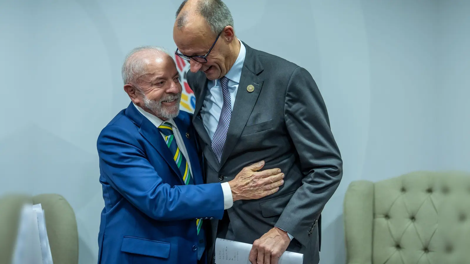 Das sieht schon fast so aus, als würden Merz und Lula miteinander tanzen. (Foto: Michael Kappeler/dpa-pool/dpa)