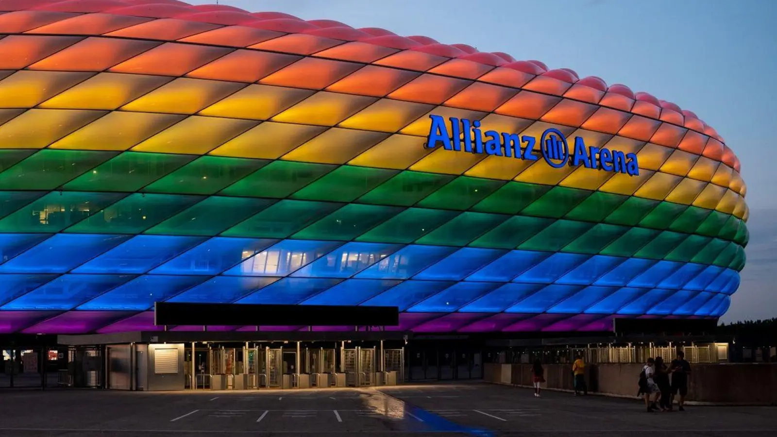 In diesem Jahr leuchtet die Arena während der EM in Regenbogenfarben - aber nicht bei einem Spiel. (Foto: Sven Hoppe/dpa)