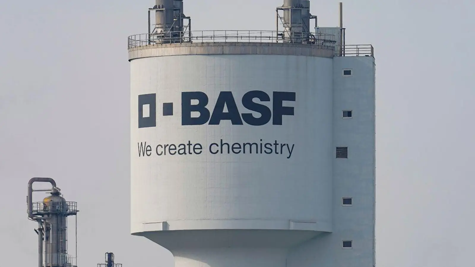 Die Führung des Chemiekonzerns BASF hatte bereits 2022 ein Sparprogramm angekündigt. (Foto: Uwe Anspach/dpa)