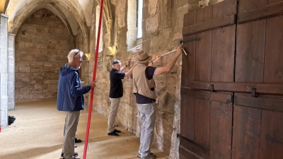 Mitglieder der Künstlerinitiative KiNA bei den Vorbereitungen zur Ausstellung im Kloster Birkenfeld. (Foto: Nicole Gunkel)