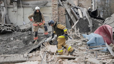 Nach einem russischen Luftangriff begutachten Ersthelfer in Kiew die Schäden. Mehrere Menschen wurden bei dem Angriff verletzt. (Foto: Vadim Ghirda/AP)