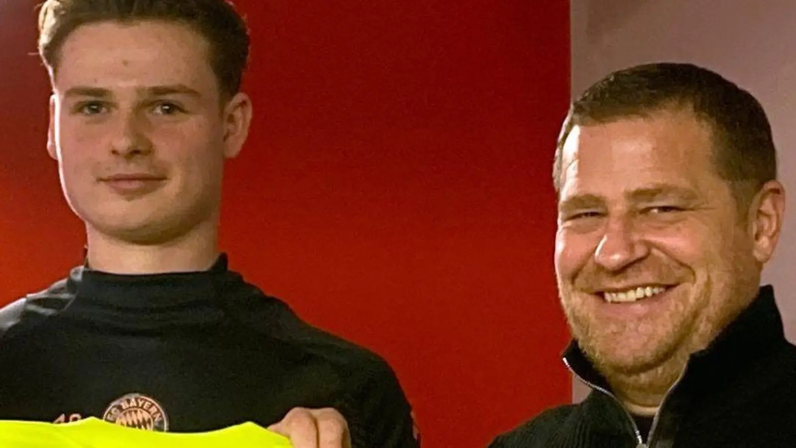 Jonas Urbig (l) präsentiert das Bayern-Trikot mit der Nummer 40 bei seiner Vorstellung mit Sportvorstand Max Eberl. (Foto: Klaus Bergmann/dpa)