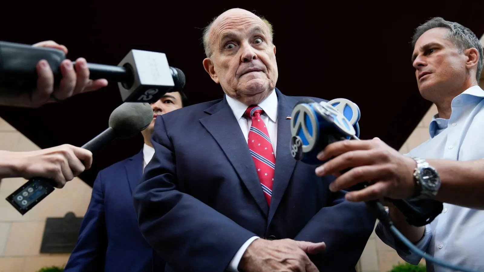 Der einstige New Yorker Bürgermeister Rudy Giuliani hat einen Millionen-Dollar-Rechtsstreit beigelegt. (Archivbild) (Foto: Seth Wenig/AP/dpa)