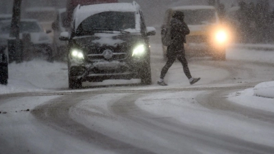 In der Nacht zum Freitag sollen Schnee und Wind für größere Behinderungen sorgen. (Foto: Federico Gambarini/dpa)