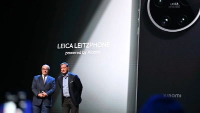 Leica-Chef Matthias Harsch (r) und Leica-Aufsichtsratschef Andreas Kaufmann bei der Präsentation des Leitzphones im&nbsp;Vorfeld der Mobilfunk-Messe Mobile World Congress 2026.  (Foto: Wolf von Dewitz/dpa)