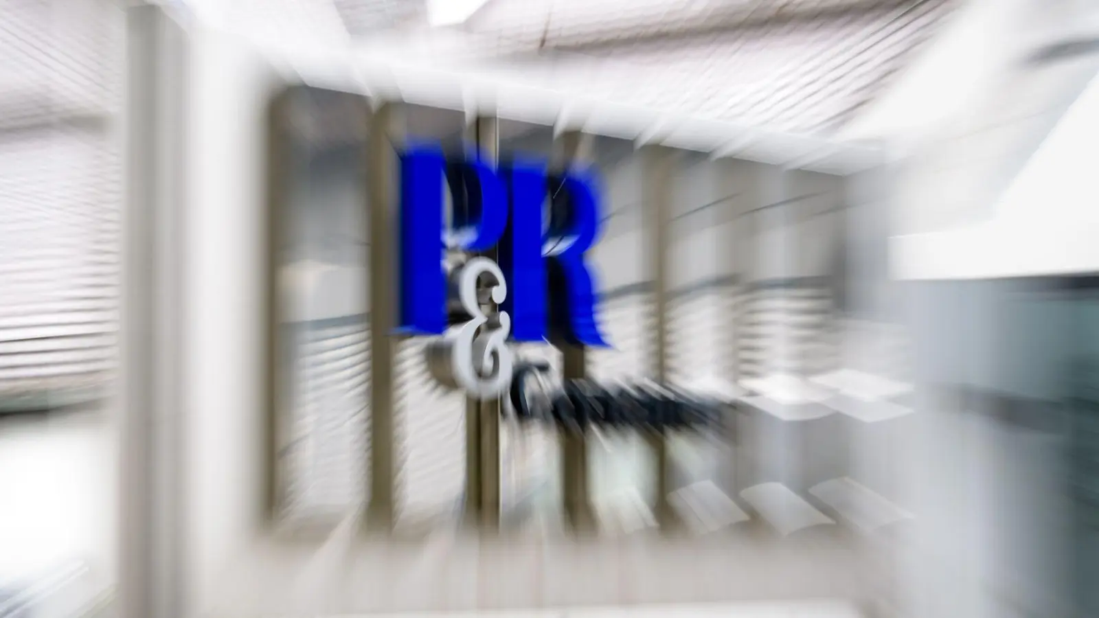Die im Münchner Nobelvorort Grünwald ansässige P&amp;R-Firmengruppe bot Seefrachtcontainer als Kapitalanlage an, betrieb aber in großem Stil Luftgeschäfte. (Archivbild) (Foto: Matthias Balk/dpa)