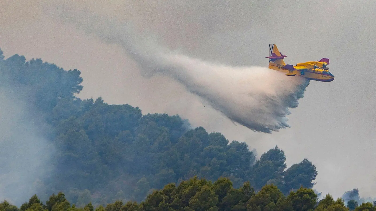 Immer wieder müssen in Spanien Waldbrände in unwegsamen Regionen wie hier Ende Juli in Castellón (Valencia) bekämpft werden. (Archivbild) (Foto: Ángel Sánchez/EUROPA PRESS/dpa)