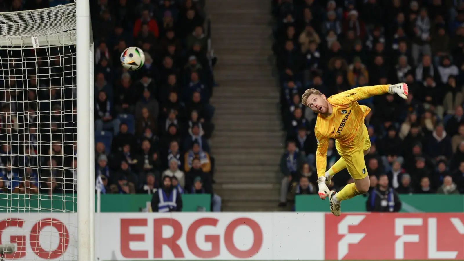 Sehenswertes Tor: Christopher Lannert trifft gegen Torwart Florian Müller zum 1:0 für Bielefeld. (Foto: Friso Gentsch/dpa)