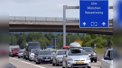 Der Stau auf der A7 entsteht regelmäßig durch die Blockabfertigung am Grenztunnel bei Füssen. (Archivbild) (Foto: picture alliance / dpa)