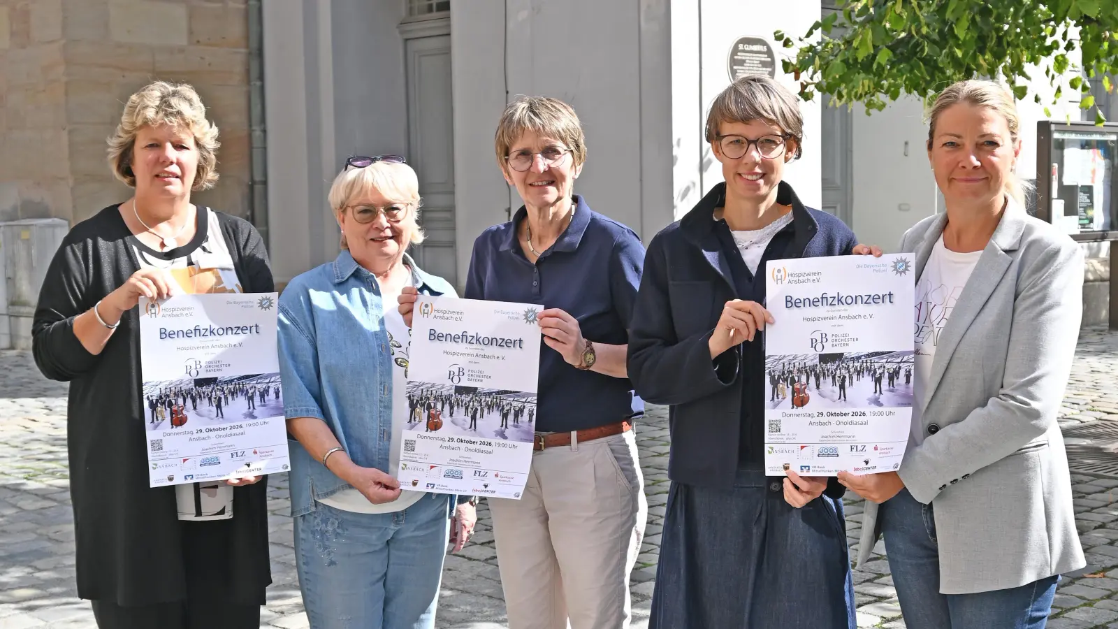 Freuen sich auf das Konzert: Die leitende Koordinatorin Annette Lederer-Heer, die Vize-Vorsitzende Rita Göring und die Vorsitzende des Hospizvereins Ansbach, Ulrike Schreiber, mit Nadja Wilhelm und Petra Weinkauf von der Stadt Ansbach (von links). (Foto: Anne Ziegler)