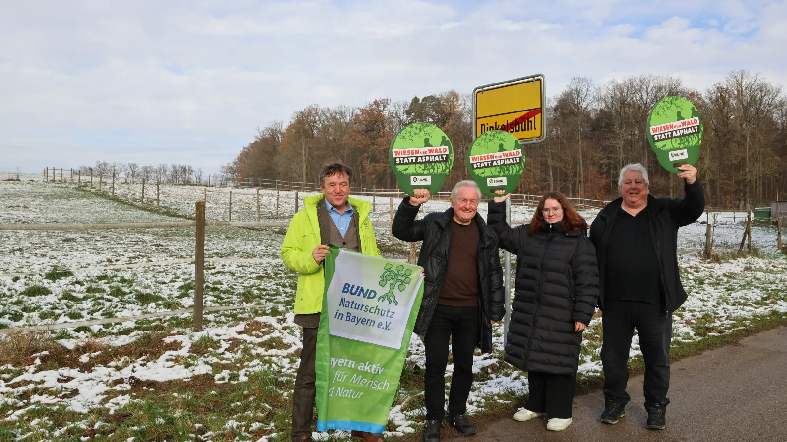 Tom Konopka, Paul Beitzer, Clara White und Hans Beuthner (von links) sind vor der geplanten Trasse überzeugt: Die B 25-Ostumfahrung brächte für Dinkelsbühl nur Nachteile. In der kommenden Woche verhandelt der Bayerische Verwaltungsgerichtshof über die Klage des Bund Naturschutz. (Foto: Martina Haas)